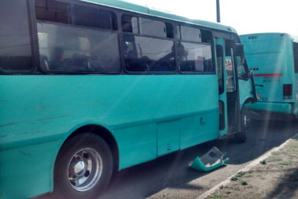 Ruta de transporte público impacta a autobús