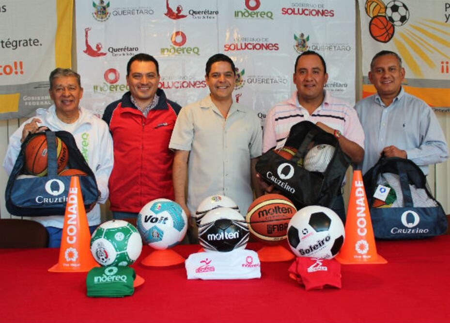 INDEREQ entrega material deportivo