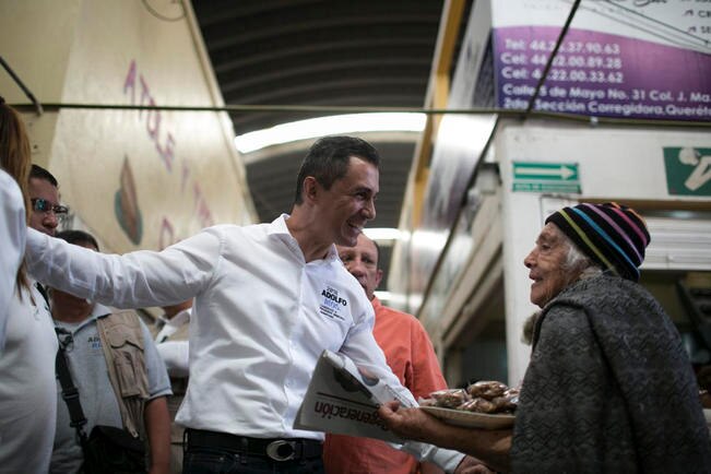 Adolfo Ríos visitó el mercado de la colonia Presidentes, que cuenta con más de 200 locales comerciales y 400 puestos de tianguistas. / Foto: Cortesía