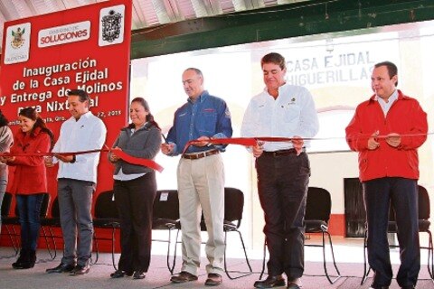 Entrega José Calzada apoyos a ejidatarios