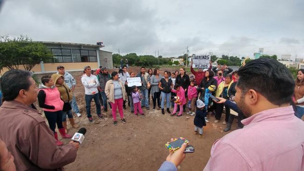 Ante el grupo de inconformes, el representante de la USEBEQ, Álvaro Cabrera Monroy, dijo desconocer la fecha en la que iniciarán clases. (ALMA CÓRDOVA. EL UNIVERSAL)