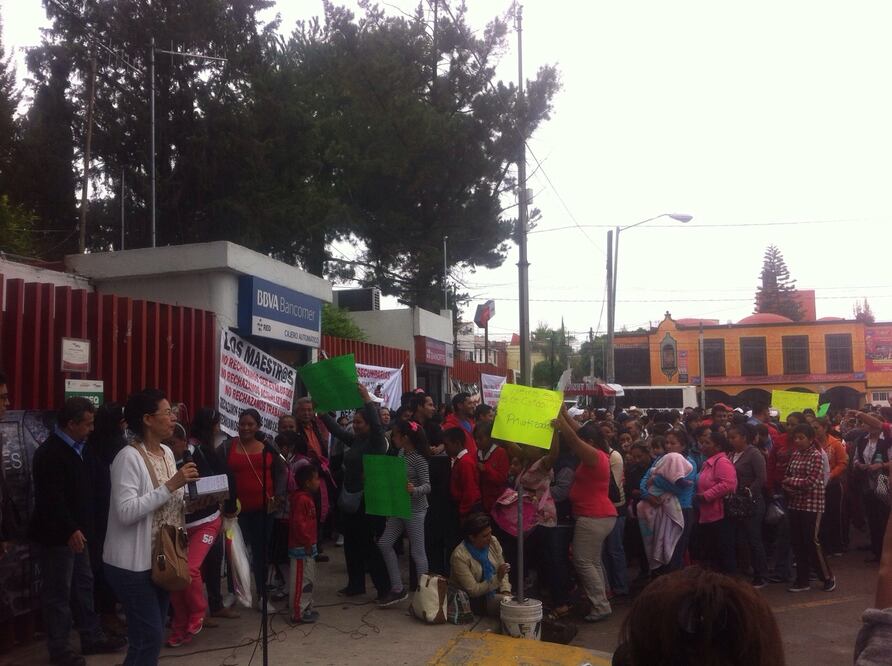 Padres de familia de SRJ se unen a manifestación de profesores