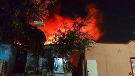 Atienden incendio en vivienda de San Pedrito Peñuelas; menor fue trasladado a unidad médica