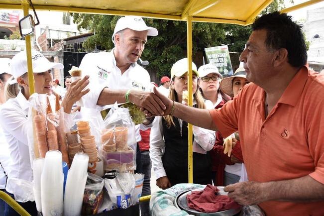 En su reunión con vecinos de la zona, informó que concluirá su campaña a pie en las distintas comunidades y no con eventos masivos. / Foto: Especial