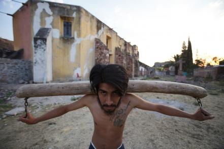 “Ladrones”, felices por participar en el Viacrucis