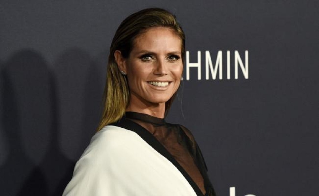 Heidi Klum se muestra desnuda bajo el sol