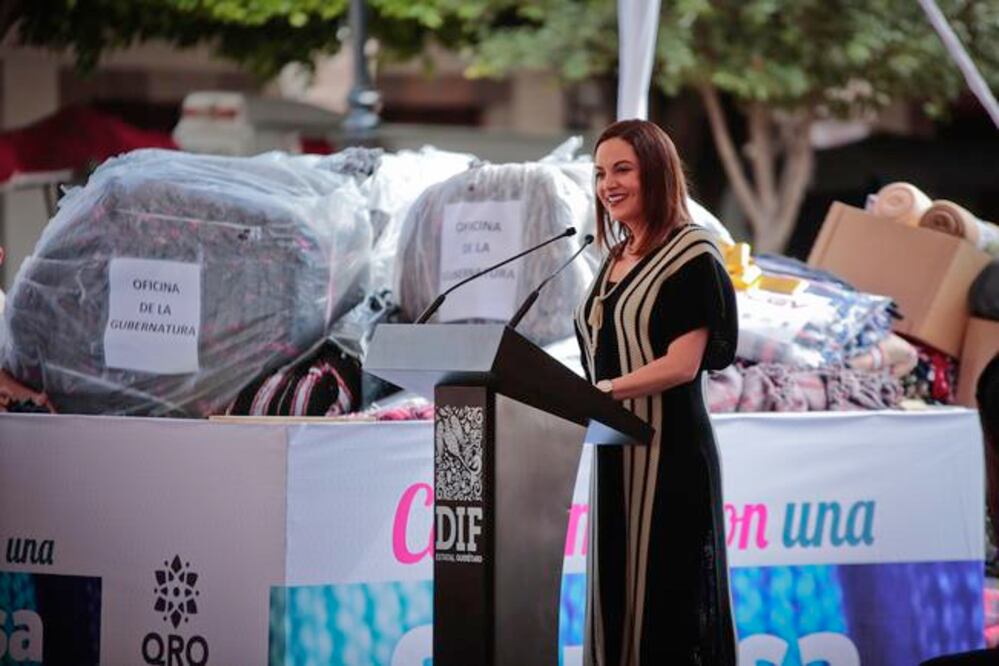 La presidenta del Patronato del Sistema Estatal DIF, Karina Castro de Domínguez, encabezó el inicio de la campaña “Cobijemos con una sonrisa 2016” (VICTOR PICHARDO. EL UNIVERSAL)