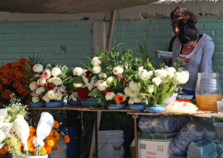Los Muertos encarecen flores