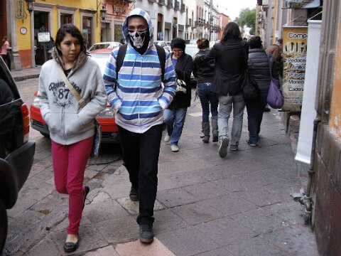 Llaman a estudiantes a abrigarse