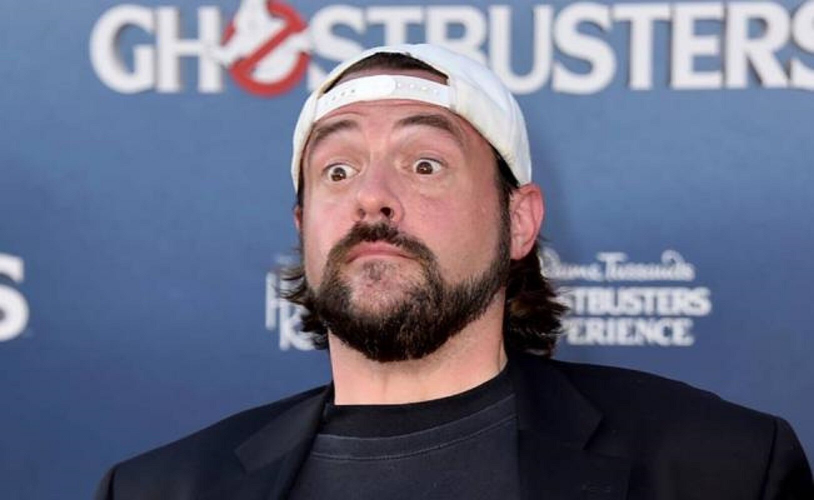 Cineasta Kevin Smith sobrevive a ataque masivo al corazón