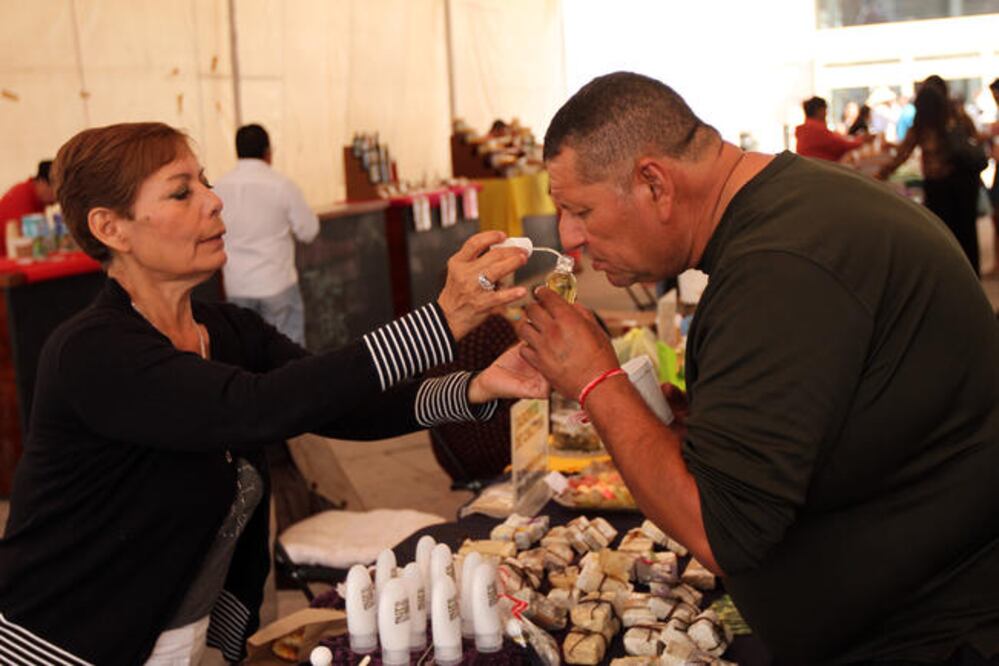 En un día habitual, Tere, quiropráctico y alphabiotista, se dedica a dar consulta a sus pacientes y a promover cremas, jabones y aceites, que ella fabrica. (FOTOS: LUIS SÁNCHEZ. EL UNIVERSAL)