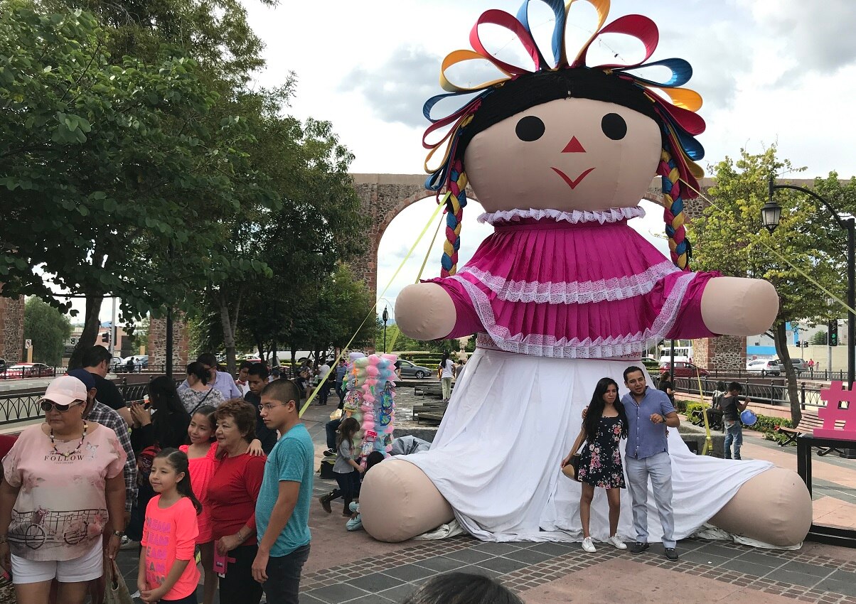 Se despide Lele. Visitantes llenan Los Arcos para verla