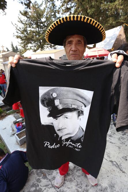 Playeras con la imagen de varias de sus películas se vendían a 100 pesos (FOTOS: BERENICE FREGOSO Y CARLOS MEJÍA. EL UNIVERSAL)