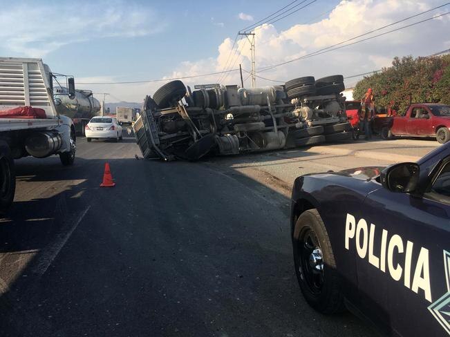 Sufre volcadura revolvedora en libramiento sur