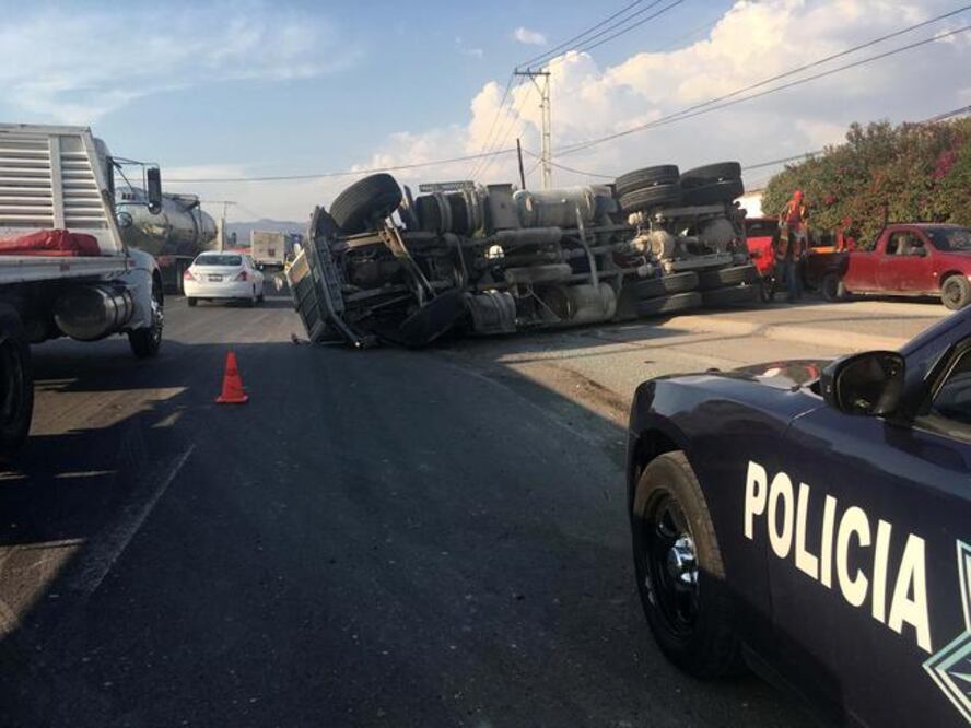 Al lugar acudieron elementos de la Policía Federal para agilizar el tránsito en la zona y coordinar las labores de rescate del vehículo y de la carga de la pesada unidad (RAFAEL VIGIL. EL UNIVERSAL)