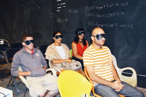 Disfrutan del cine con antifaz