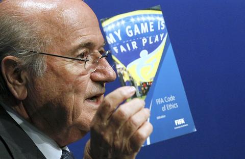 Platini, culpable de la crisis: Blatter
