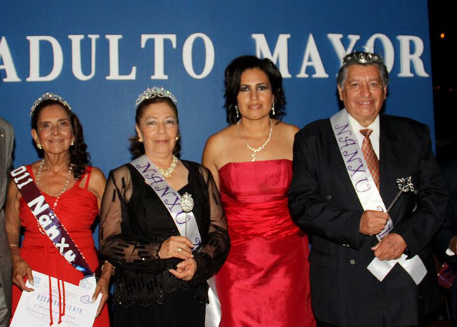 Ofrecen cena a los abuelitos