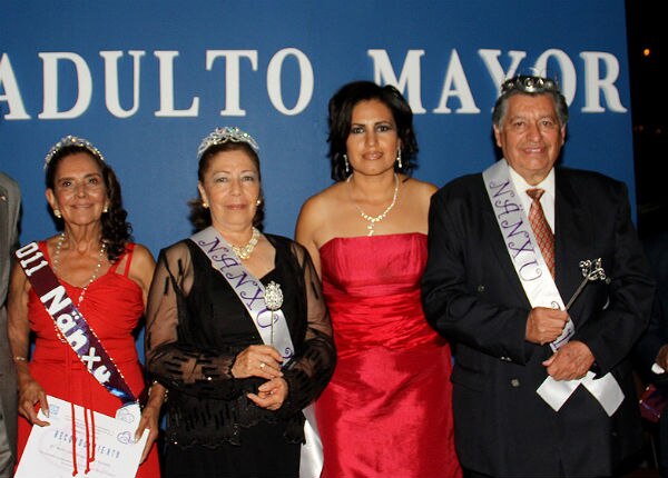 Ofrecen cena a los abuelitos