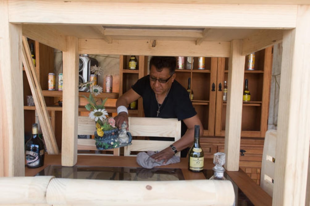El gusto por elaborar muebles es un don heredado por su padre, quien era comerciante, dice Raúl (FOTOS: RICARDO LUGO. EL UNIVERSAL)