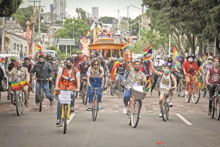 Protagonizan “marcha de lluvia y resistencia”