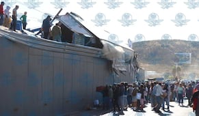 Volcadura de tráiler en distribuidor vial de Sta. Rosa Jáuregui desata rapiña 