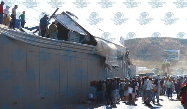 Volcadura de tráiler en distribuidor vial de Sta. Rosa Jáuregui desata rapiña 