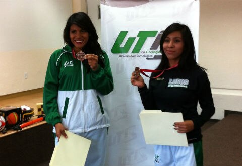 Reconocen a atletas universitarios 