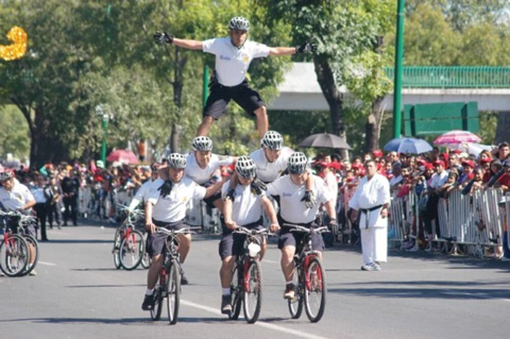 Más de 20 mil acuden a desfile