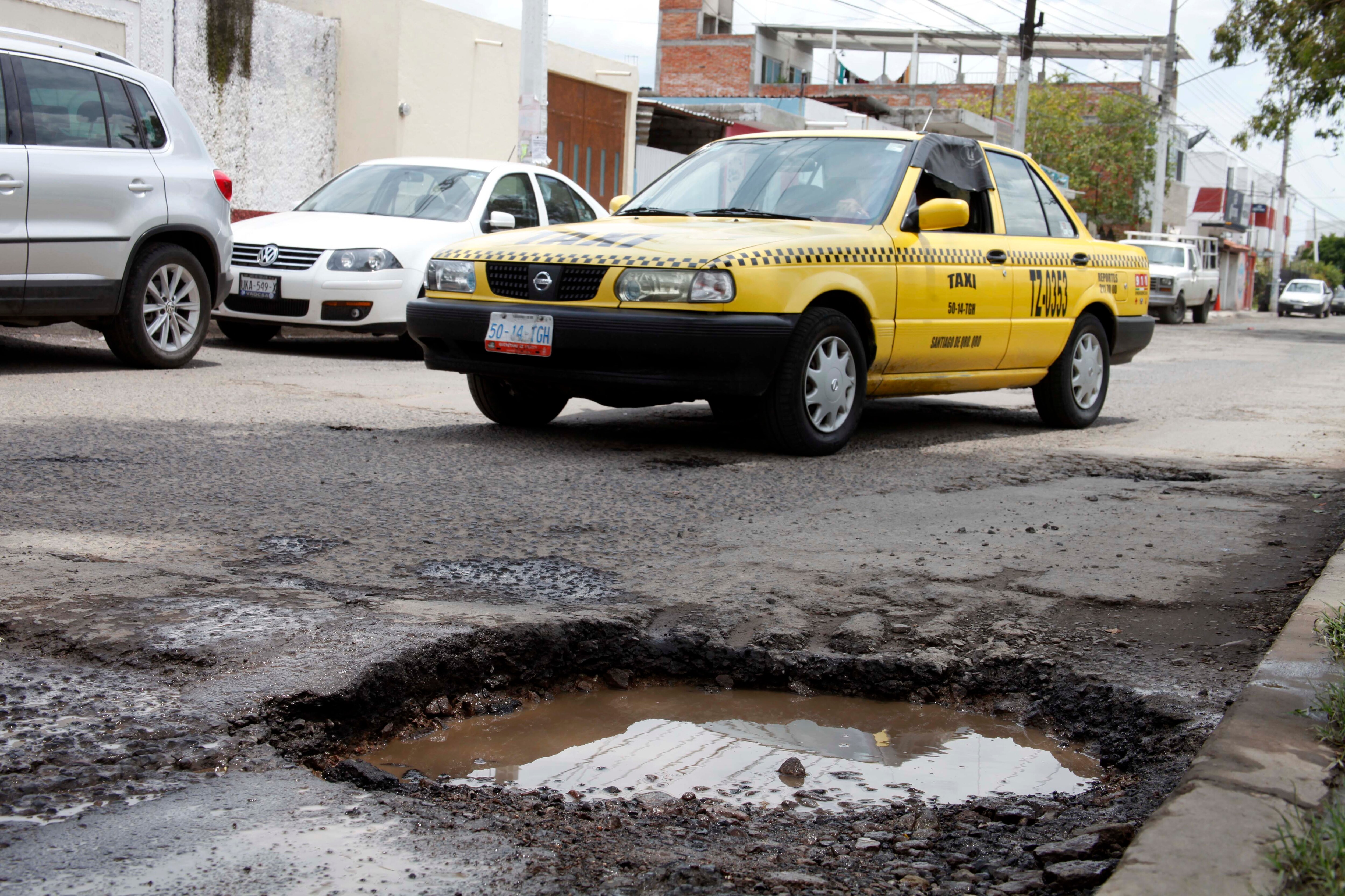En avenida La Poesía los baches desentonan