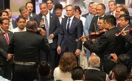 Despiden a Mancera con mariachis en el Palacio del Ayuntamiento