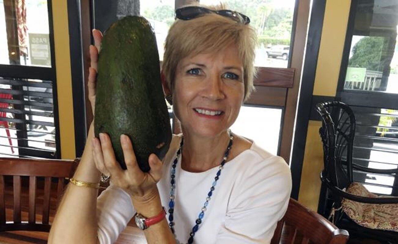 Mujer encuentra un aguacate de 2.3 kilos en Hawai
