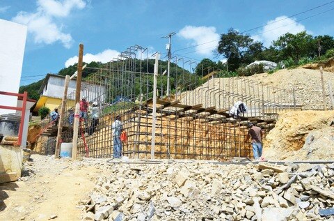 Realizan gira por Pinal de Amoles; supervisan obras