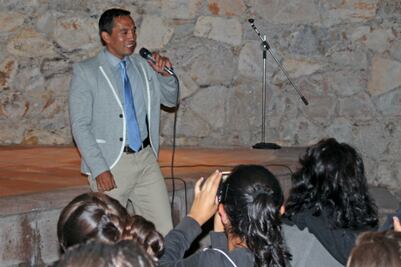 Presenta Uriel Hernández libro