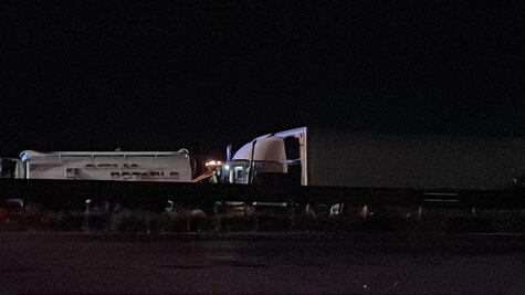 Mueren dos policías y un operador en el choque de un tráiler contra una pipa en la carretera 57