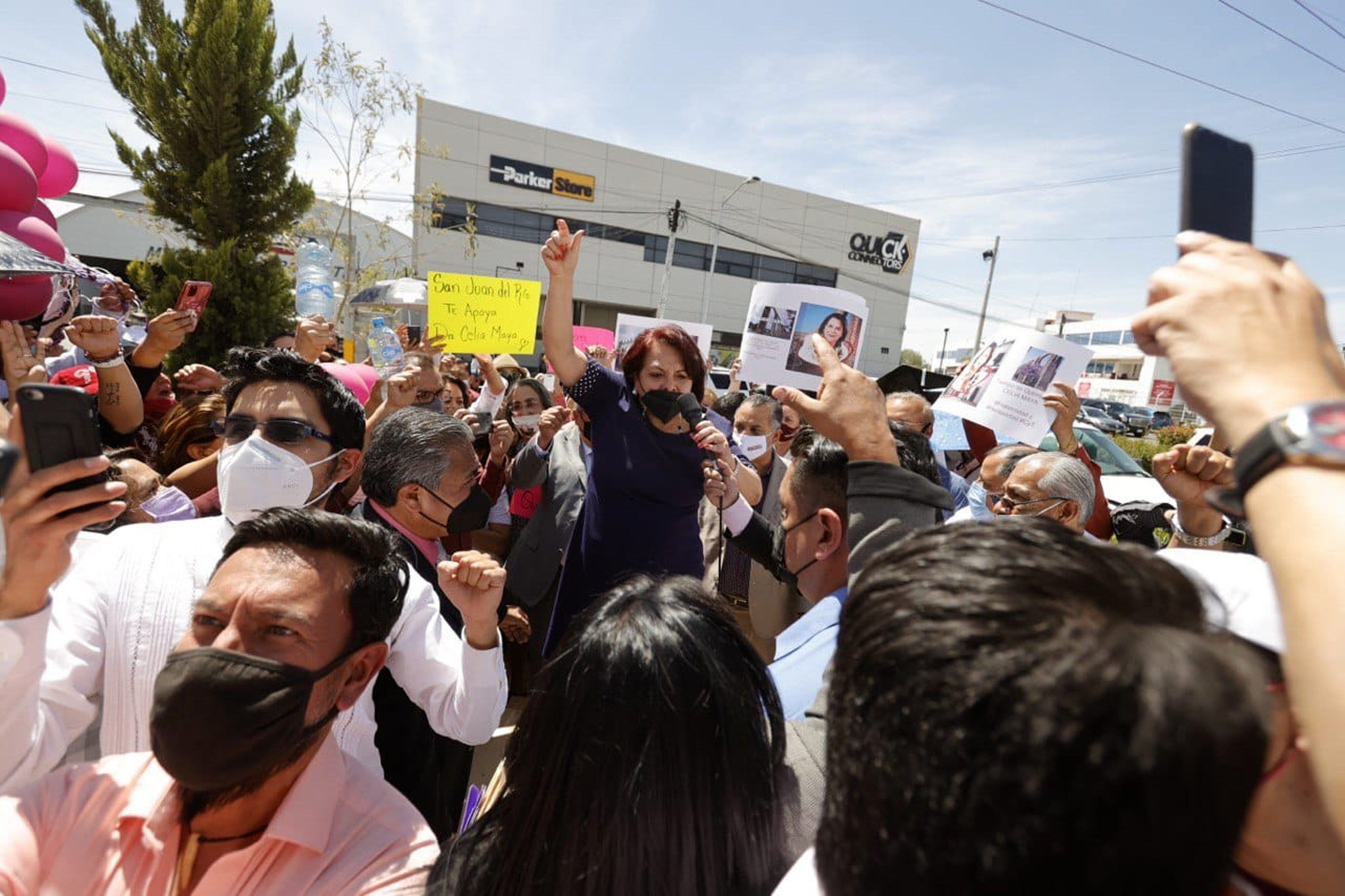 Celia Maya arranca con aglomeración de seguidores en el IEEQ  