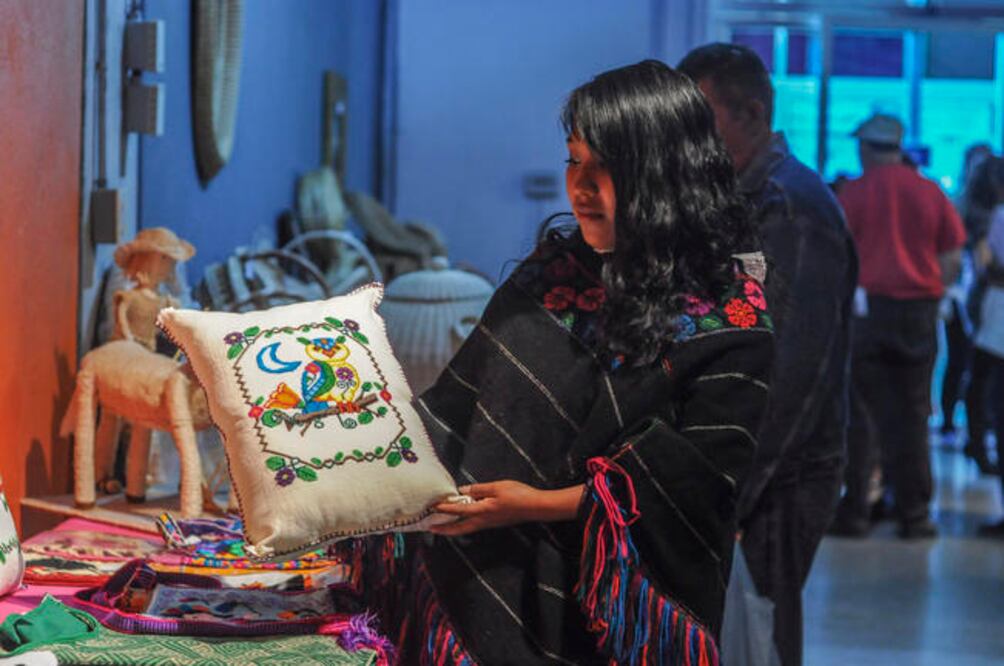 Querétaro es un estado rico en industria, rico en comercio, pero también rico en tradiciones y rico en cultura, y esas tradiciones y esa cultura se manifiestan a través de estas artesanías, destacó Del Prete (FOTOS: RICARDO LUGO. EL UNIVERSAL)