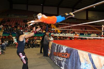 Disfrutan pequeños de la Lucha Libre