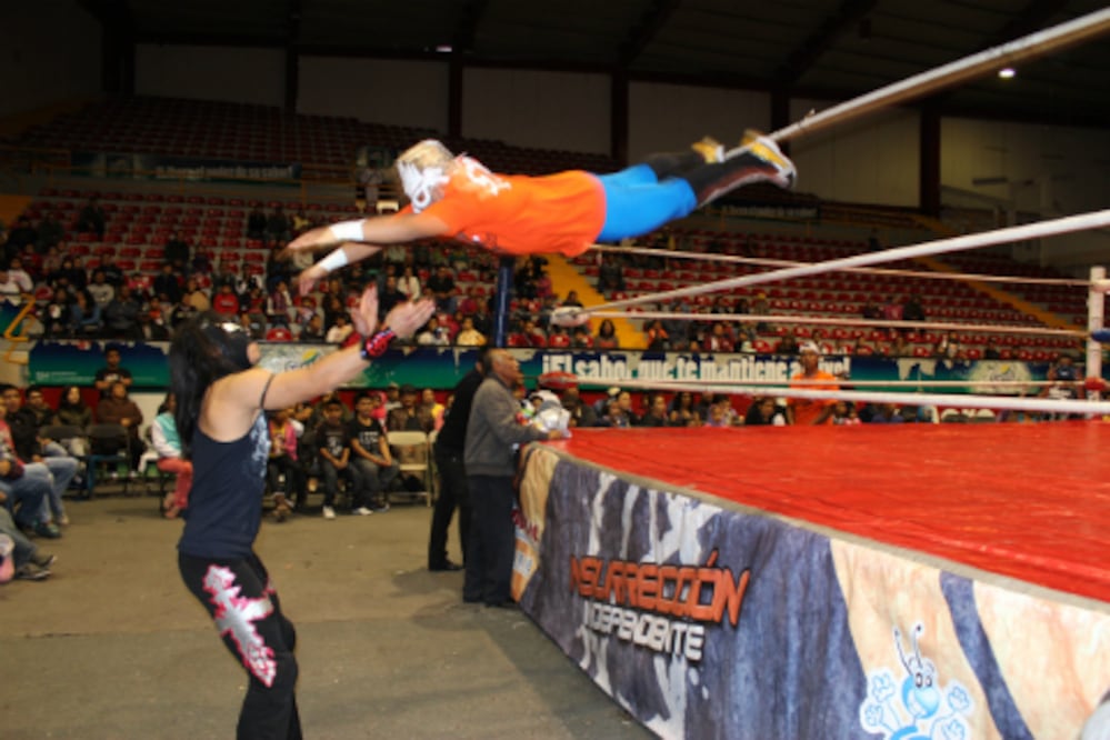 Disfrutan pequeños de la Lucha Libre