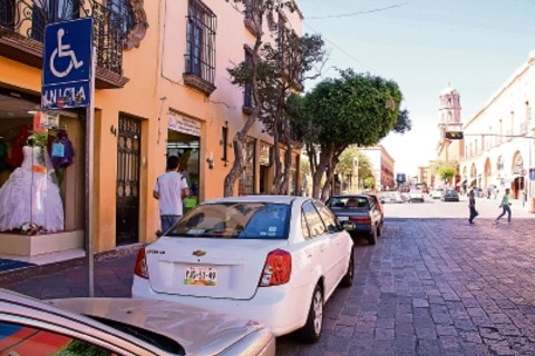 Bloquean accesos a discapacitados