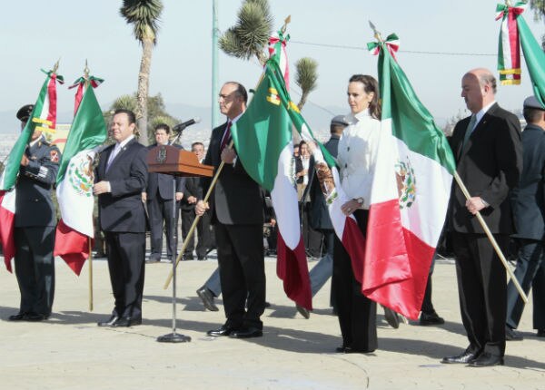  Realizan Honores del Día de la Bandera
