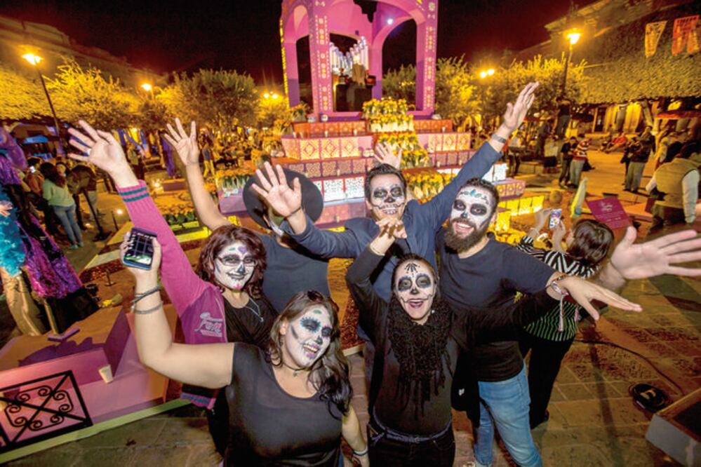 El altar está colocado sobre una superficie de 11 por 11 metros más siete metros de altura; la estructura luce en color lila con vivos rosas y una “alfombra” roja. (FOTO: DEMIAN CHÁVEZ)