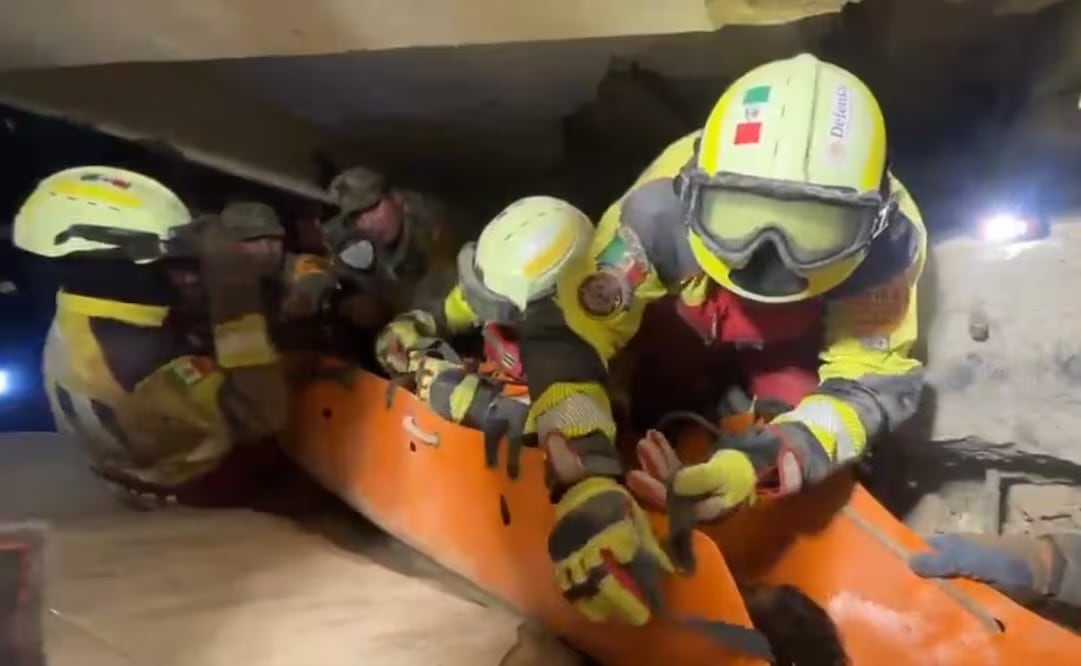 Elementos de las fuerzas armadas mexicanas lideraron el operativo para rescatar de entre los escombros a un niño con vida. Foto: X