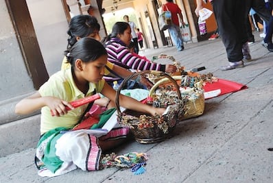 Comerciantes hieren a inspectores 