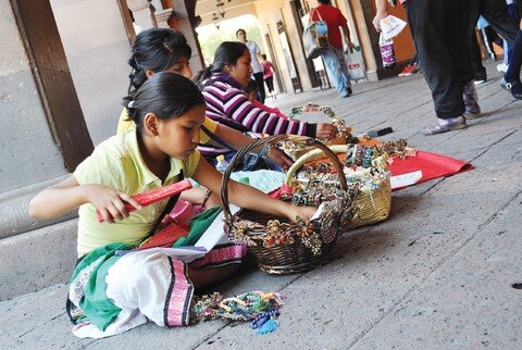 Comerciantes hieren a inspectores