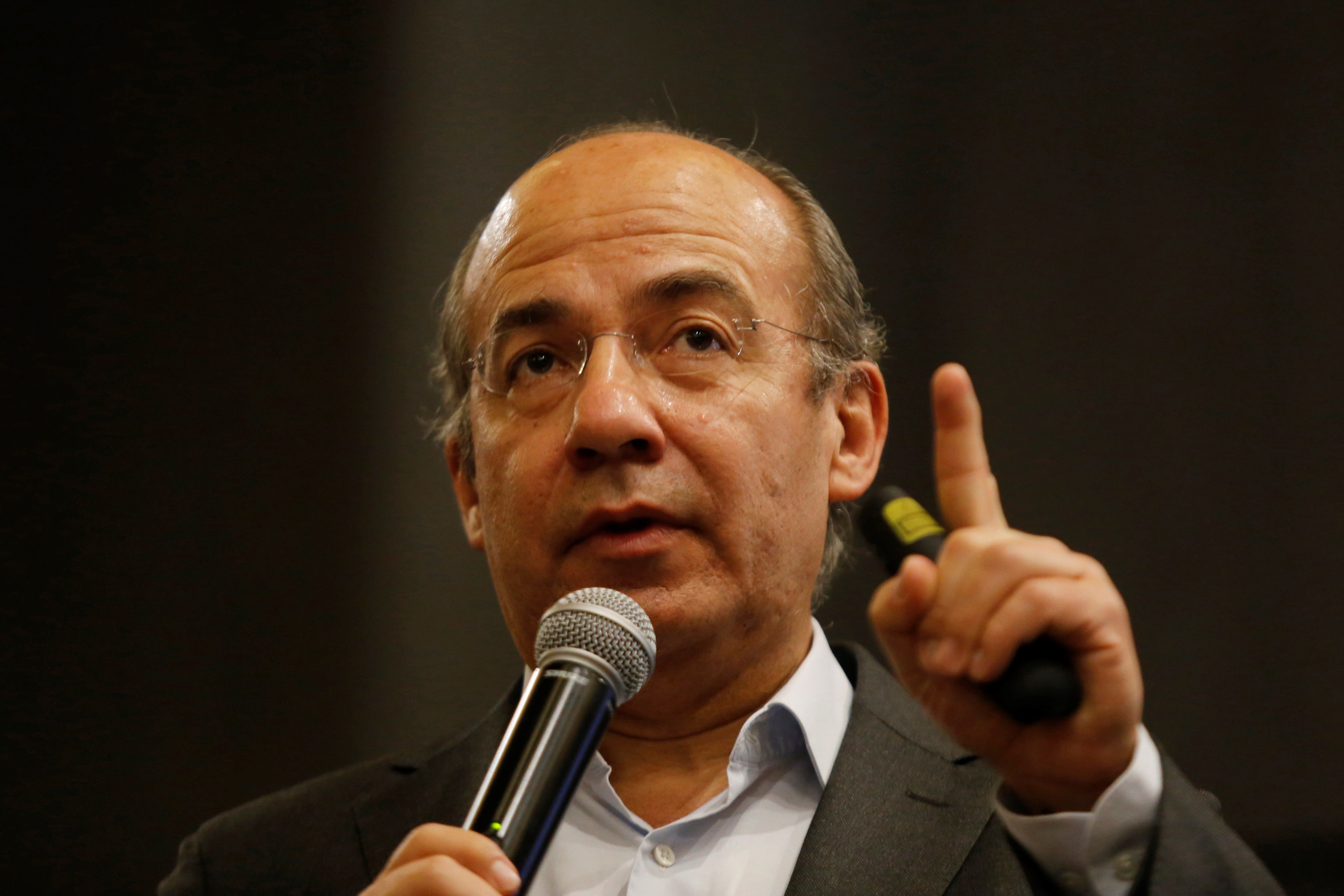 AMLO declama poema, Calderón responde y Fox lo comparte