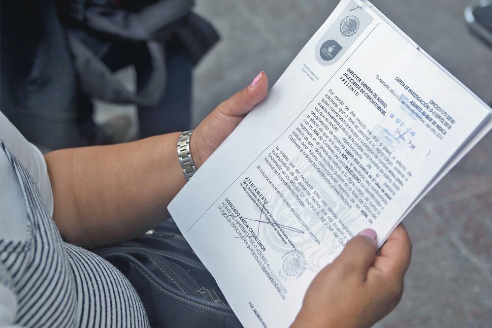 Familiares que buscan a sus desaparecidos hacen largas filas en el Instituto Jalisciense de Ciencias Forenses para que les tomen muestras de ADN y esperar durante horas para recibir el resultado. FOTO: CARLOS ZEPEDA. EL UNIVERSAL