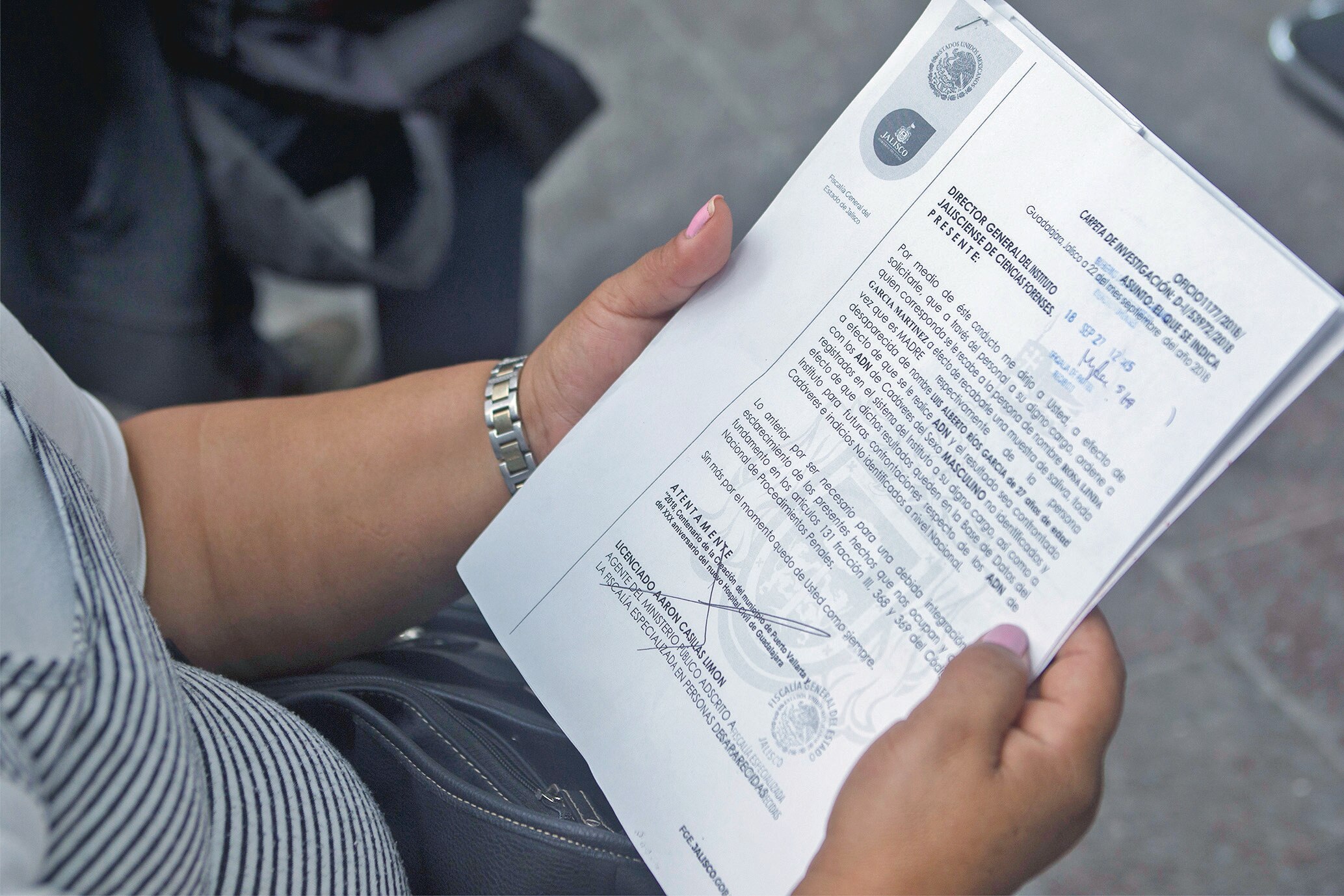 Familiares que buscan a sus desaparecidos hacen largas filas en el Instituto Jalisciense de Ciencias Forenses para que les tomen muestras de ADN y esperar durante horas para recibir el resultado. FOTO: CARLOS ZEPEDA. EL UNIVERSAL
