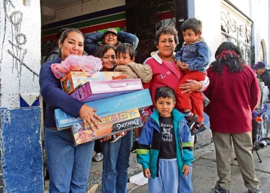 Reciben juguetes hijos  de voceadores queretanos  