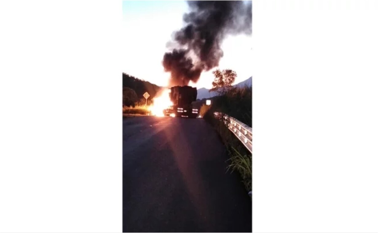 Queman autobús y tractores en la carretera federal Zihuatanejo-Acapulco